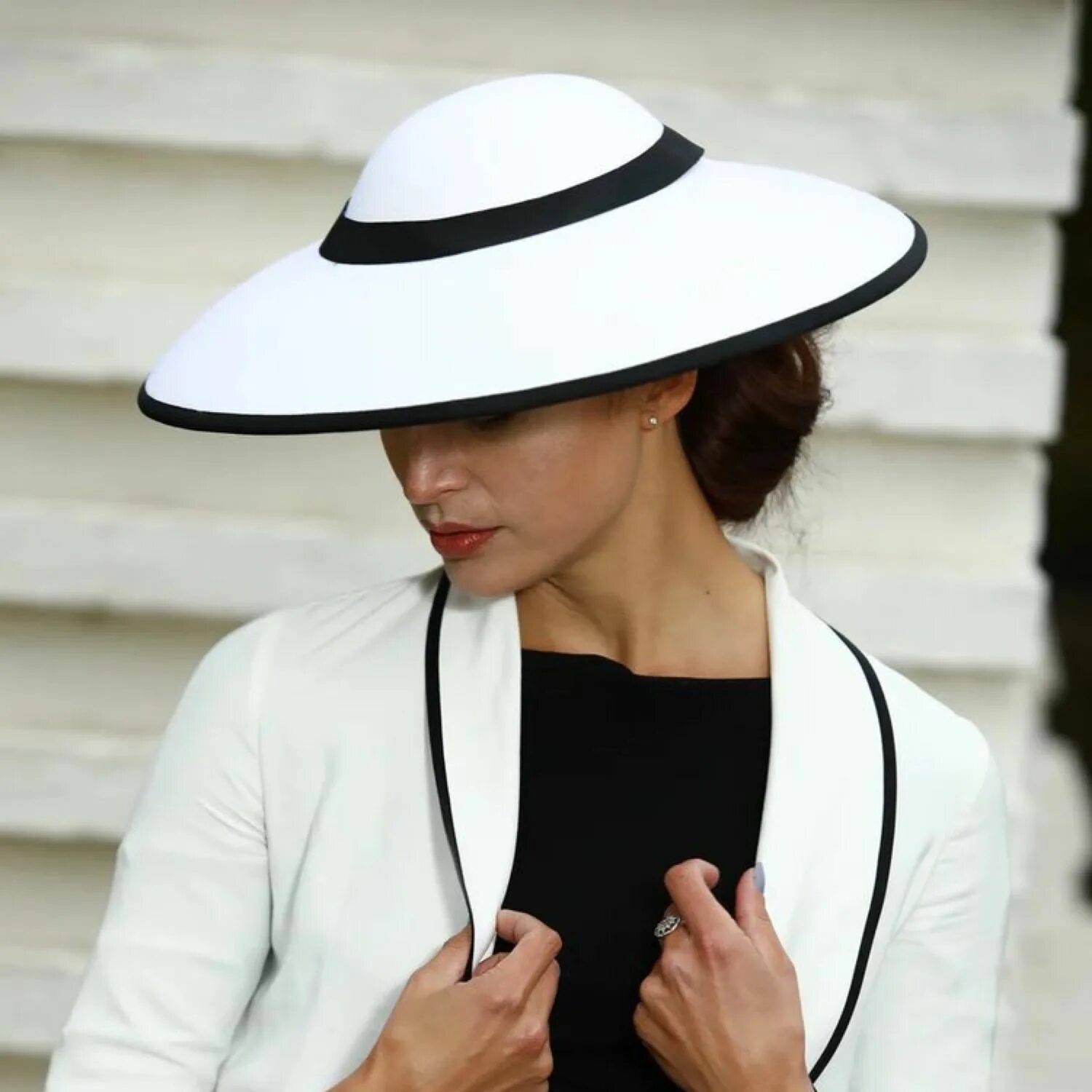 Шляпа "Диора". Шляпы Коко Шанель. Шляпа Кристиан диор. Шляпа Christian Dior соломенная. Шляпа адрес