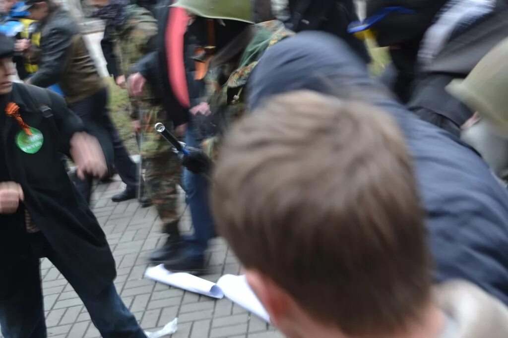 Избитые активисты Евромайдана в Донецке. Фашисты на Украине избивают священников. Насилие нацистов на Украине. Нацисты избивают детей нацисты. Нападения со стороны россии
