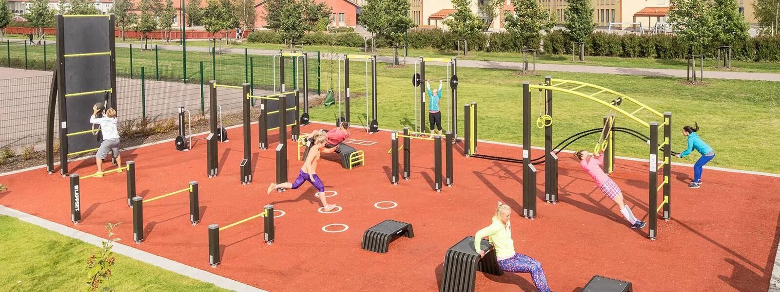 Спортивные площадки террафенс. Современная школьная спортивная площадка. Многофункциональные детские спортивные площадки. Площадка для баскетбола 3х3. Универсальная спортивная площадка 28х15.