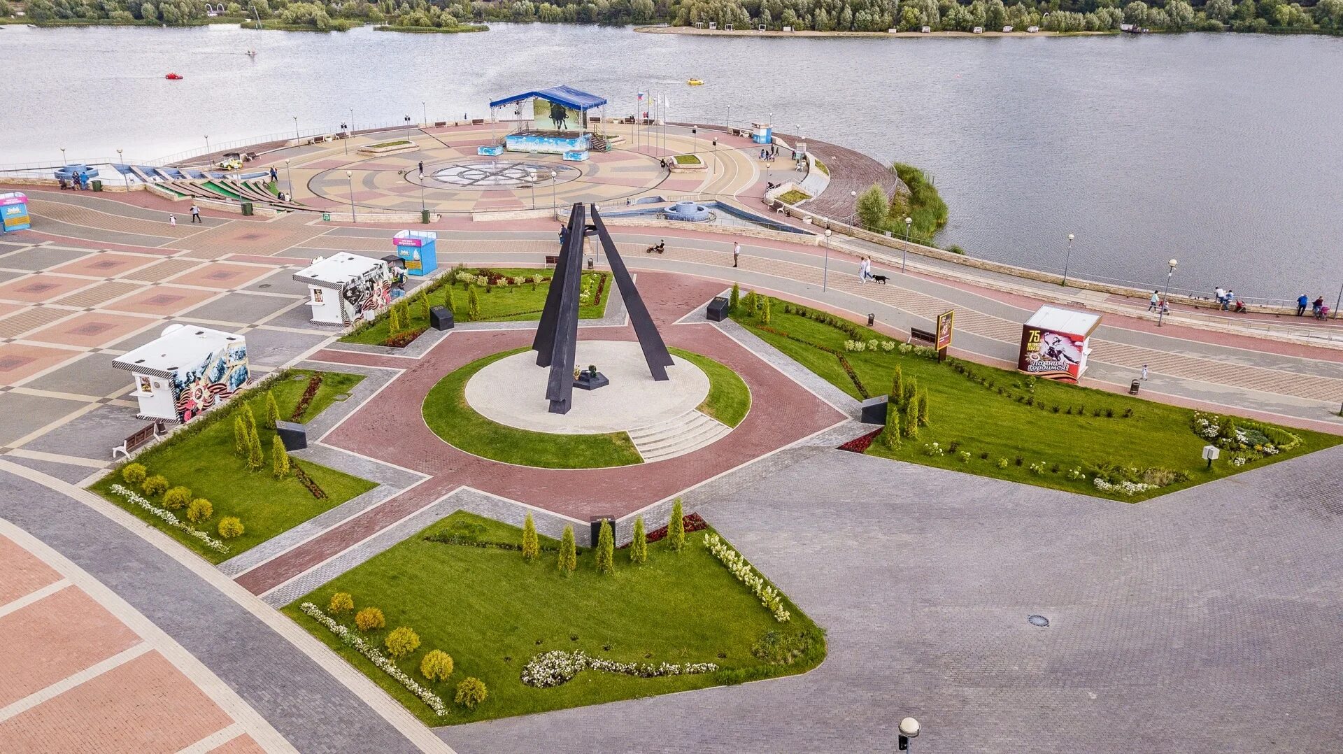 На набережной Города Спутника каждый найдет занятие по душе