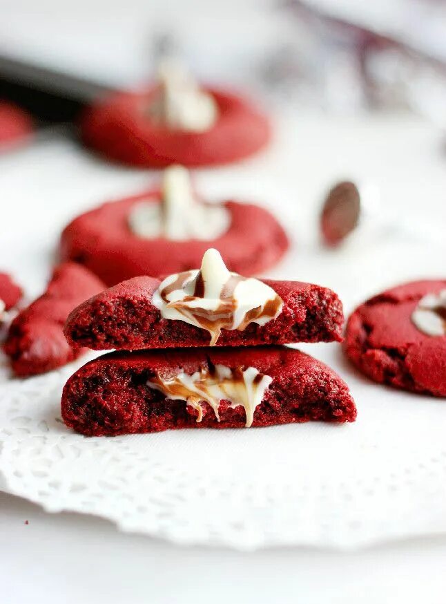 Red cookies. Red Velvet cookie. Печенье Red Velvet. Печенье с красной серединкой. Печенье бархатное.