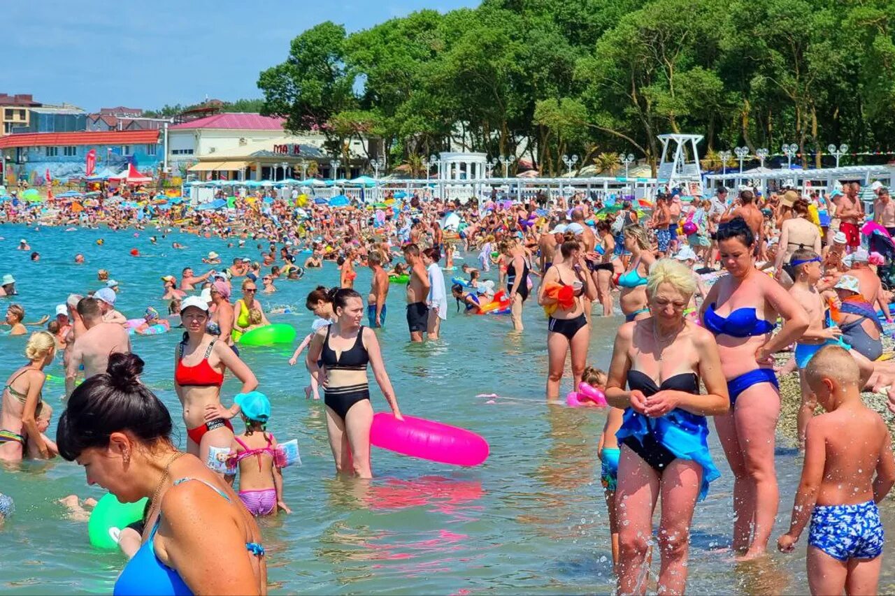 В июне в сочи можно купаться. Пляжи Геленджика 2023. Центральный пляж Геленджика 2023.