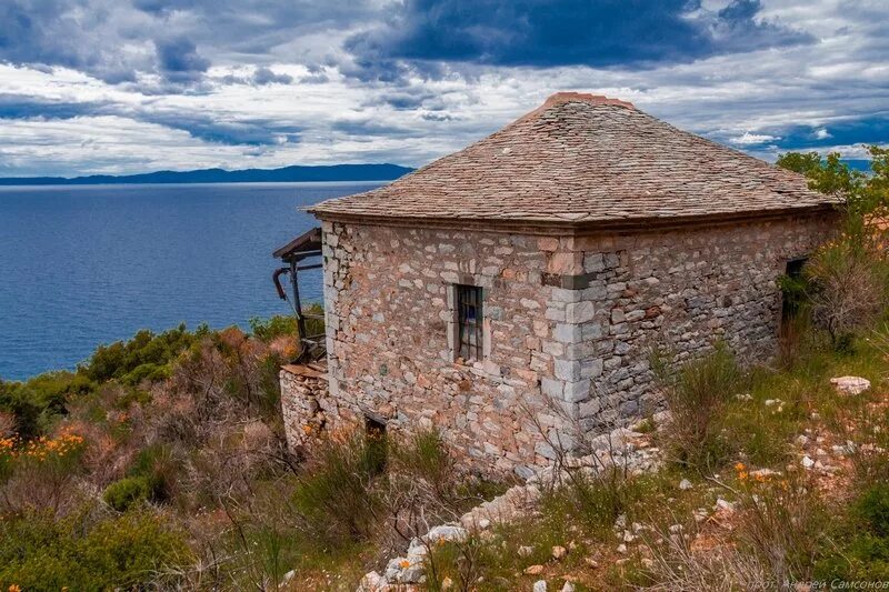 монастырь каруля афон. кельи монахов в скале греция. афонский монастырь карули. келья отшельника кипр. келья отшельника.