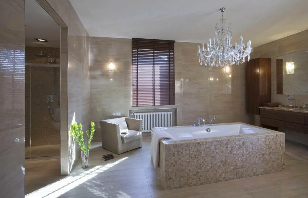 центр ванных комнат. ванная комната на вилле. ванна посередине комнаты. красивая ванна. центр ванных комнат.