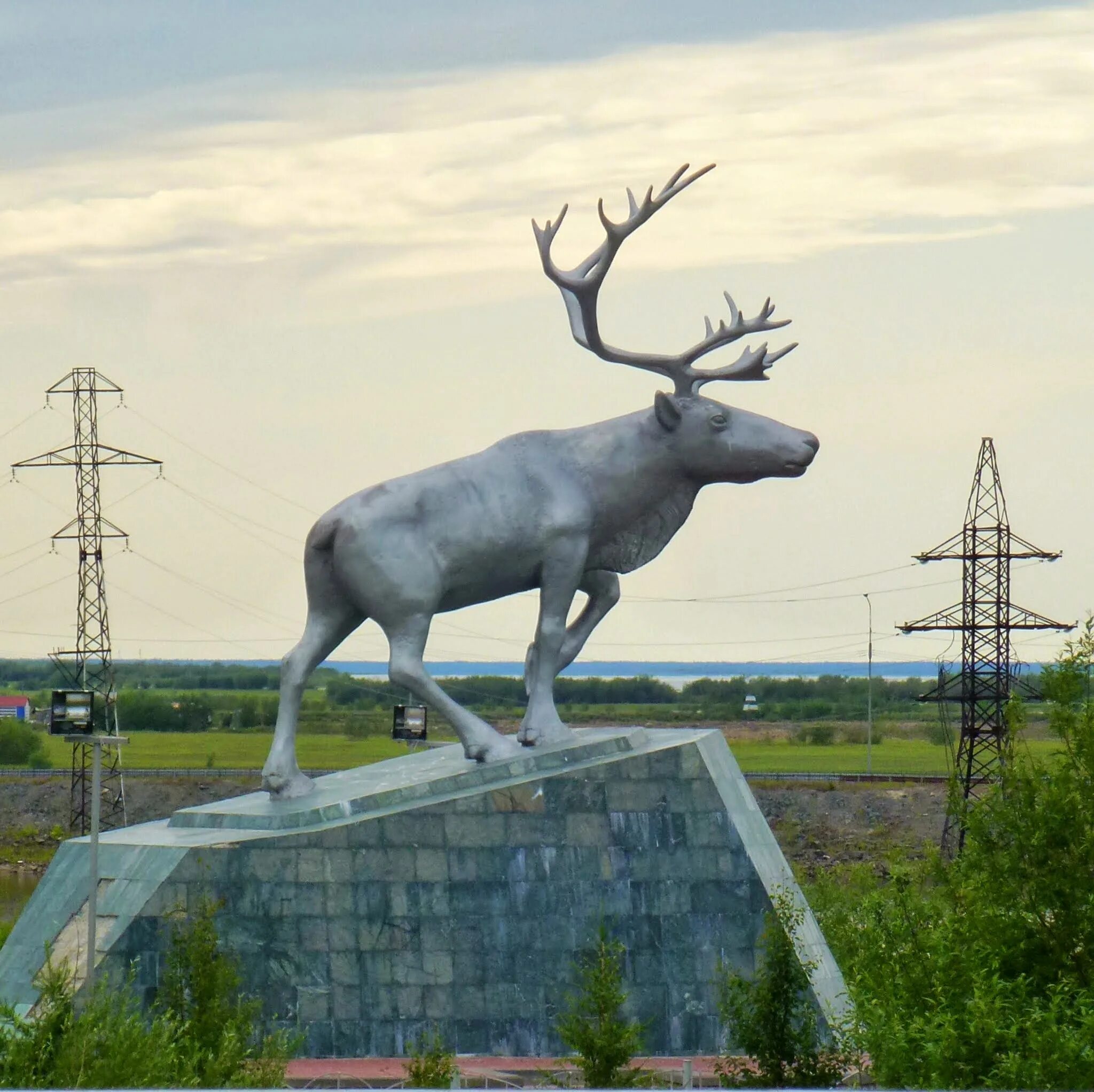 Олень салехард скульптура. Скульптура северный олень салехард. Скульптура северный олень салехард. Памятник северному оленю салехард. Скульптура северный олень салехард.