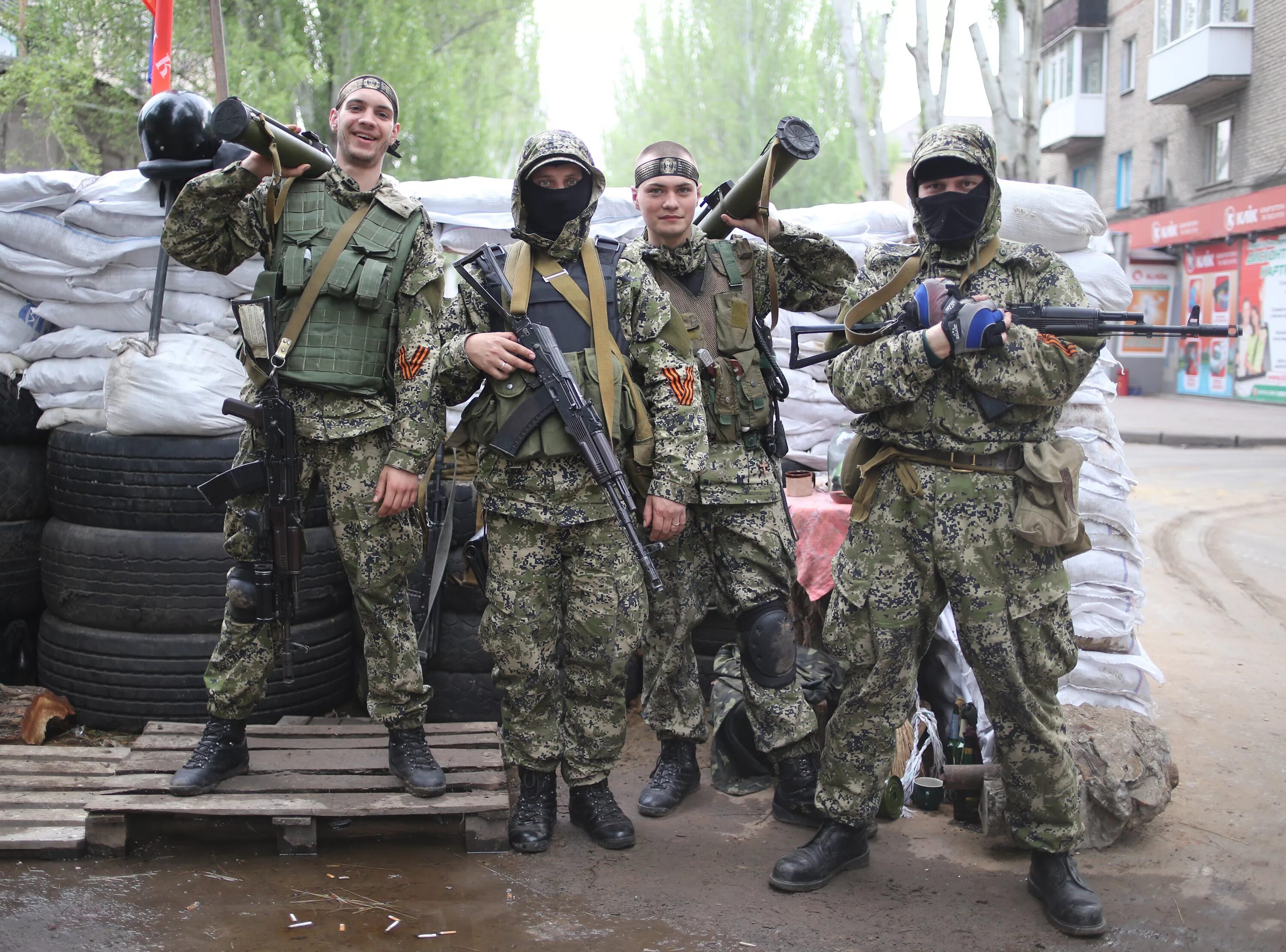 Военный доне. Ополчение Донбасса Славянск 2014. Ополченцы Новороссии 2014. Бойцы ополчения Донбасса.