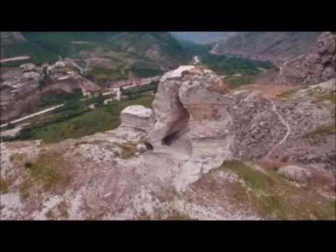 Губден. Губден село в Дагестане. Каменная арка Губден. Губден горы. Губден Дагестан водопад.