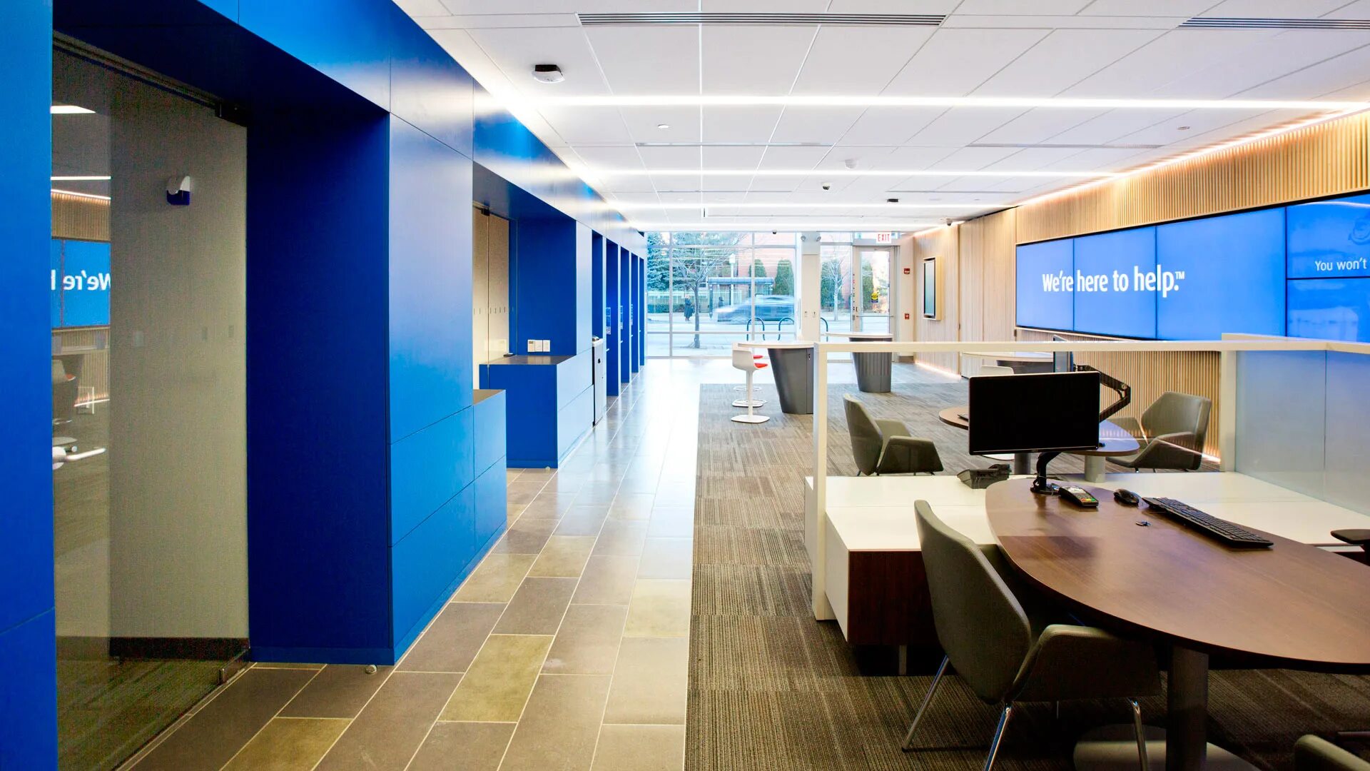 Втб президентский бульвар. Интерьер банковского офиса. Интерьер офиса в синем цвете. Офис в голубых тонах. Офис внутри.