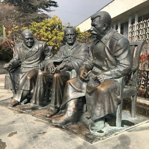 Памятник рузвельту. Памятник рузвельту. Памятник в ялте сталину рузвельту и черчиллю. Памятник сталину, рузвельту и черчиллю. Памятник большой тройке в ливадии.