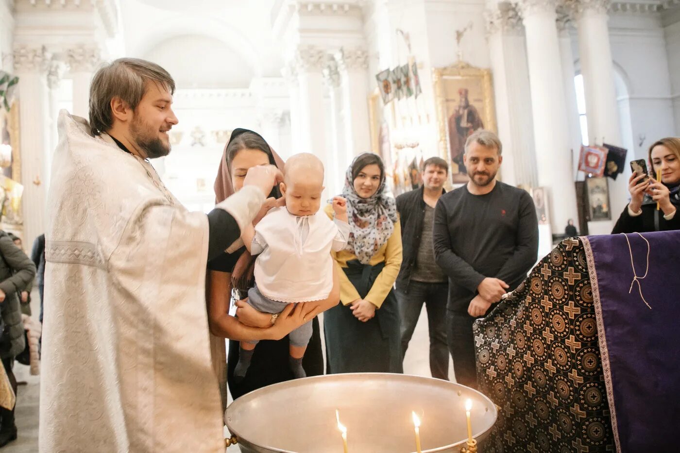 Крещение в соборе. Крестильный храм михайловский собор ижевск. Елоховский собор крестины. Елоховский собор крещение ребенка. Крещение в соборе.