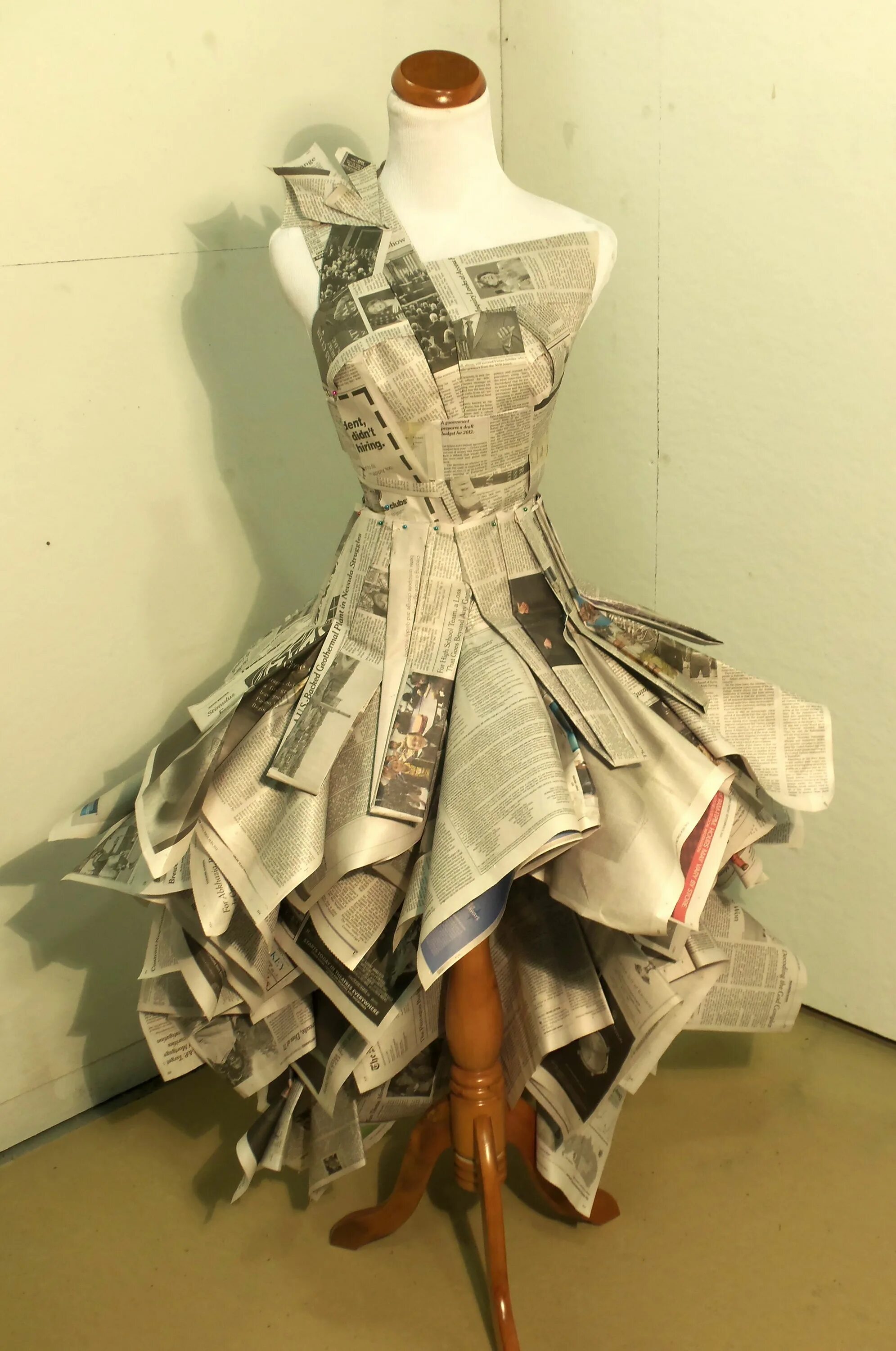 Самодельные платья. Платье из газет. Бумажные платья. Костюм из газет. Платье из необычных материалов.