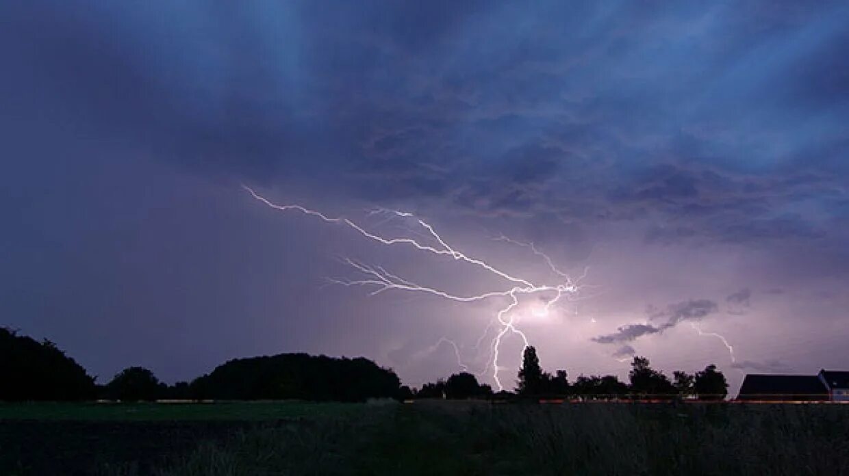 Ветер 15 метров. Живые молнии Симферополь. Рой Салливан удар молнии. Forecast Thunderstorm.