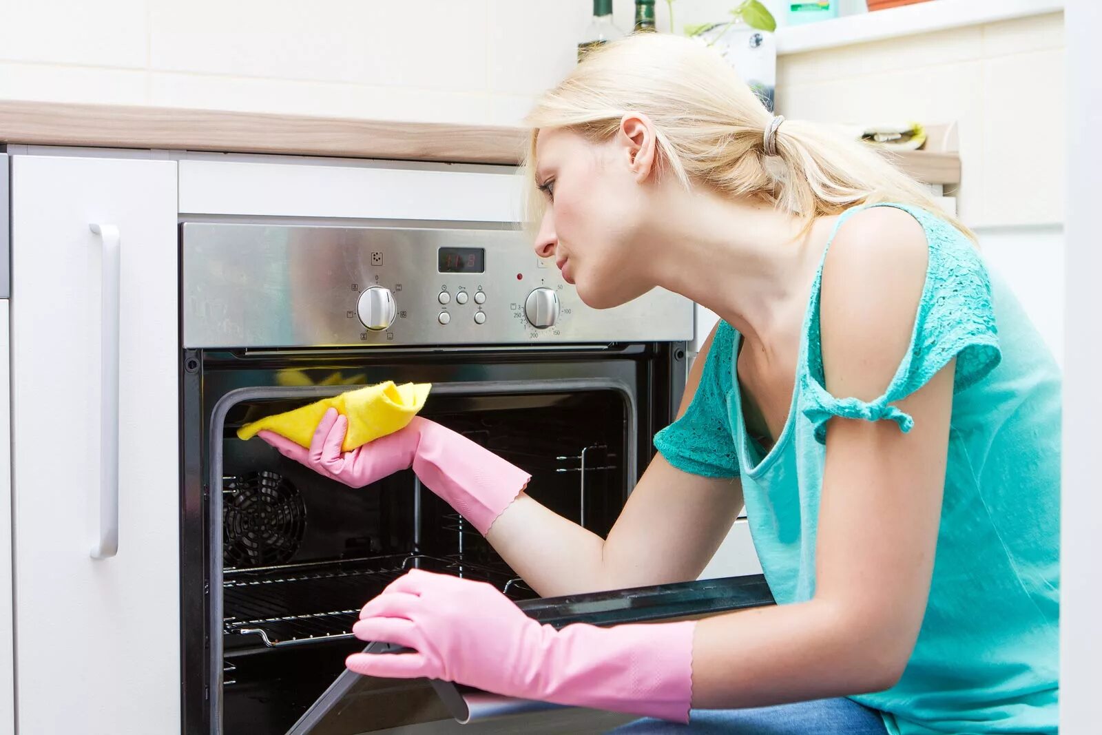 Мытье духовки. Мытье бытовой техники. Мытье кухонной плиты. Хозяйка у плиты. Неприятный запах на кухне