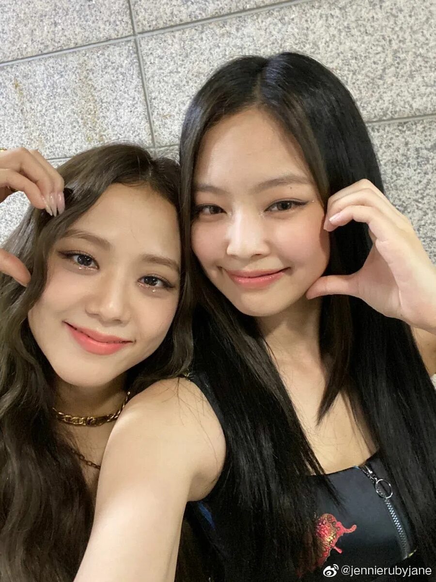 Jisoo and Jennie. Дженни и Джису. Jensoo BLACKPINK.