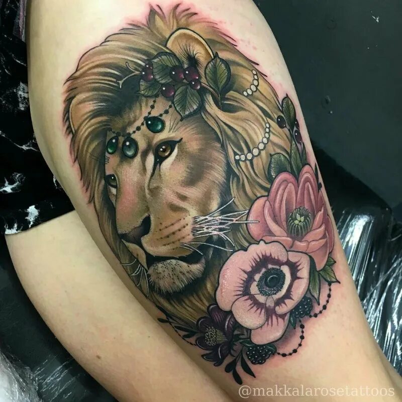 тату львица на бедре. эскизы татуировок для девушек. эскиз тату львица с цветами. випшейдинг львица. тату лев эскизы для девушек.