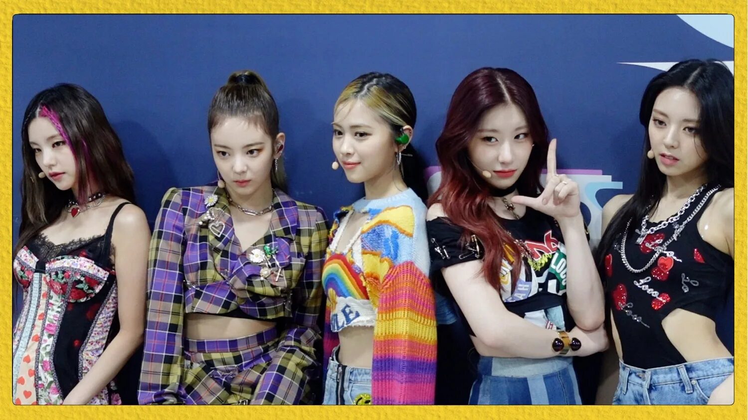 Crazy in love itzy альбом наполнение. Рюджин itzy 2022. Итзи дебют. Itzy crazy. Группа itzy 2021.