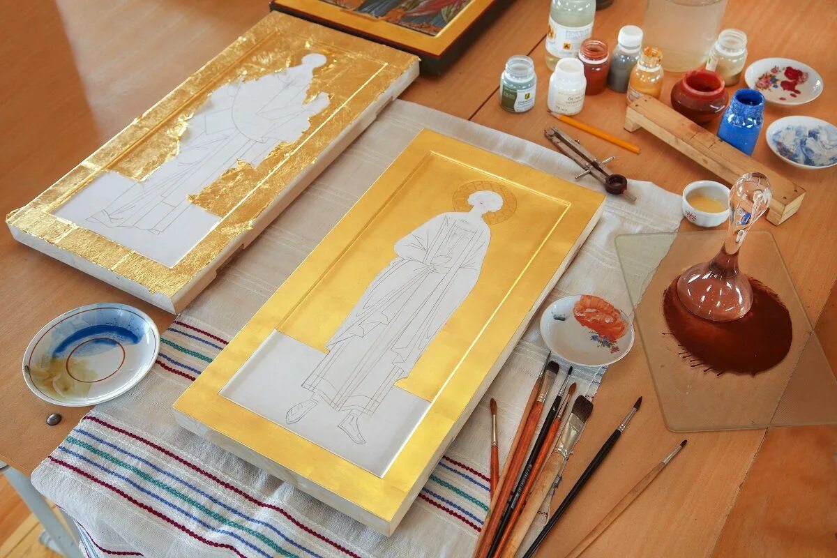 Материалы для иконописи. Иконопись процесс. Иконописная мастерская андрея первозванного. Написание иконы. Художник иконописец борис мухин.