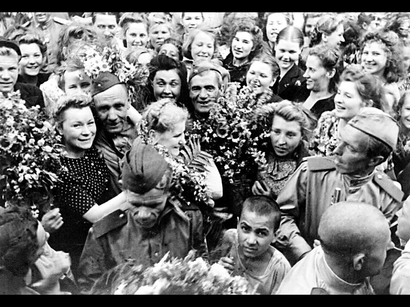 Празднование дня победы 1945. Кадры Победы 1945. Встреча Победы 1945. Победа май 1945 фото.