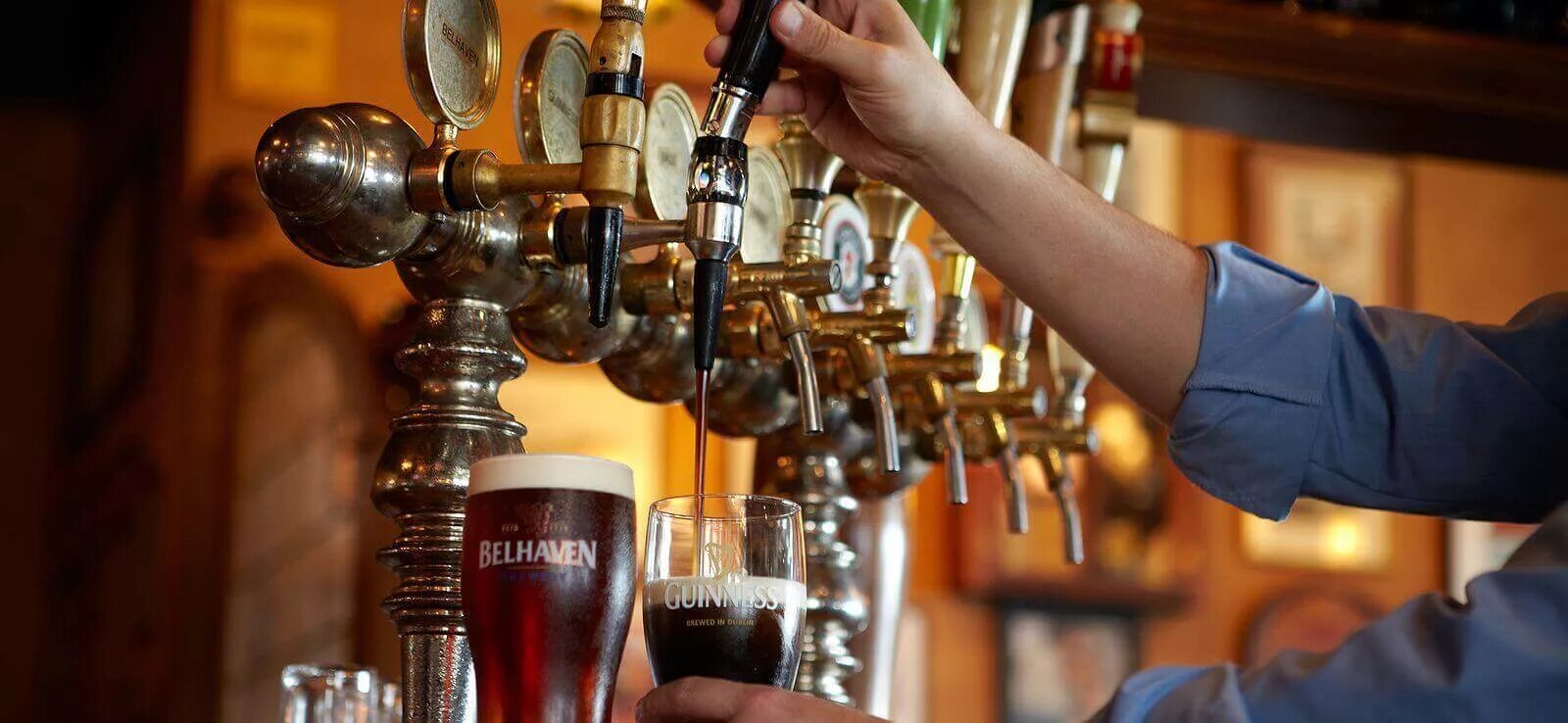 На кранах самара бар. Паб краны. Паб краны. Краны для розлива пива в баре. Пивные краны.