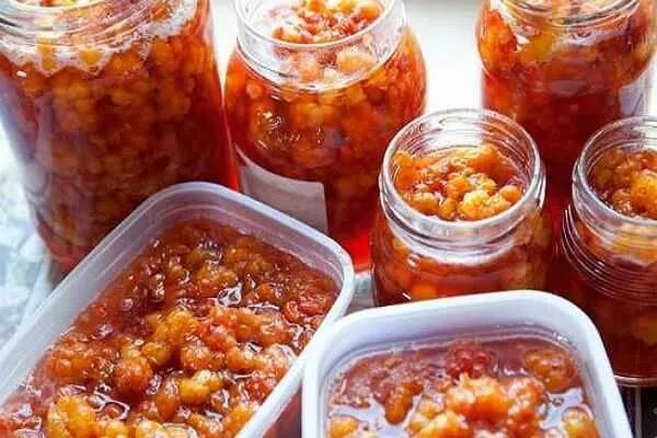 Морошка на зиму без варки рецепты. Морошковое варенье. варенье из морошки. варенье из морошки на зиму. варенье из морошки в банке.