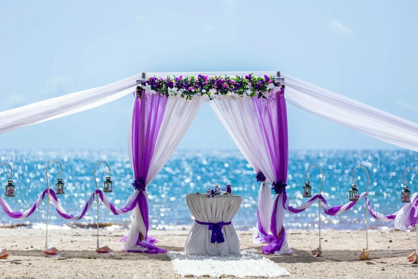 Выездная церемония бракосочетания. Свадьба без людей. Свадьба без людей. Свадебная арка на море. Место проведения свадьбы.