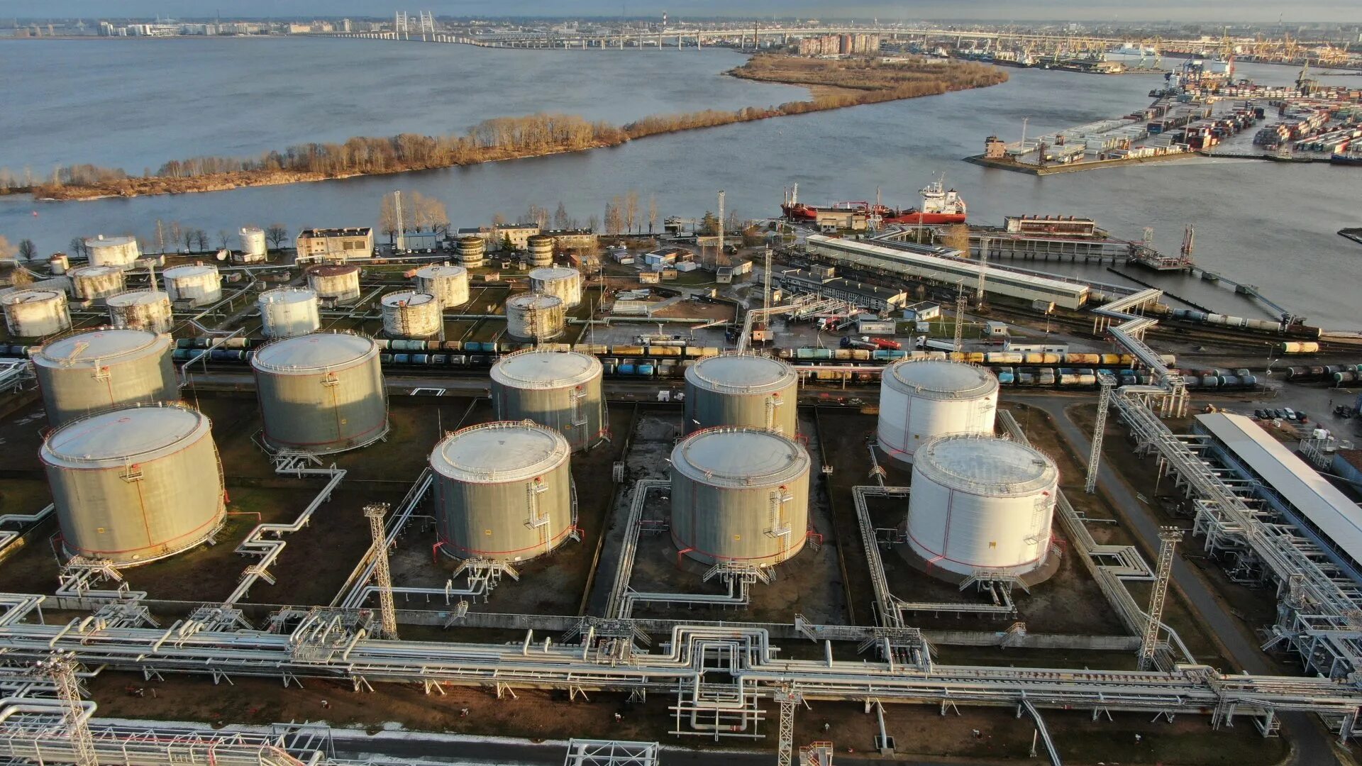 Ао петербургский нефтяной терминал. Усть-луга ойл резервуары. Порт усть луга нефтеналивной терминал. Усть-луга нефтяной терминал. Нефтеналивной порт санкт-петербург.