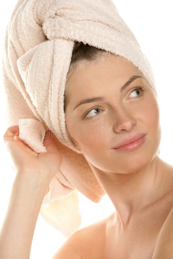 Обернутая полотенцем. Женщина с полотенцем на голове. Женщины завёрнутые в полотенце. Полотенце укутать волосы. Прическа завернутая в полотенце.