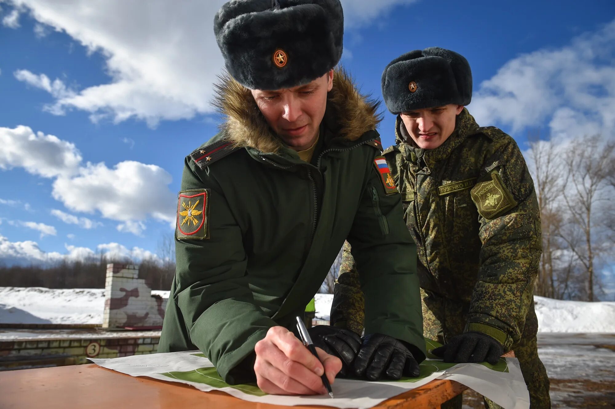 Поставь какую нибудь военную