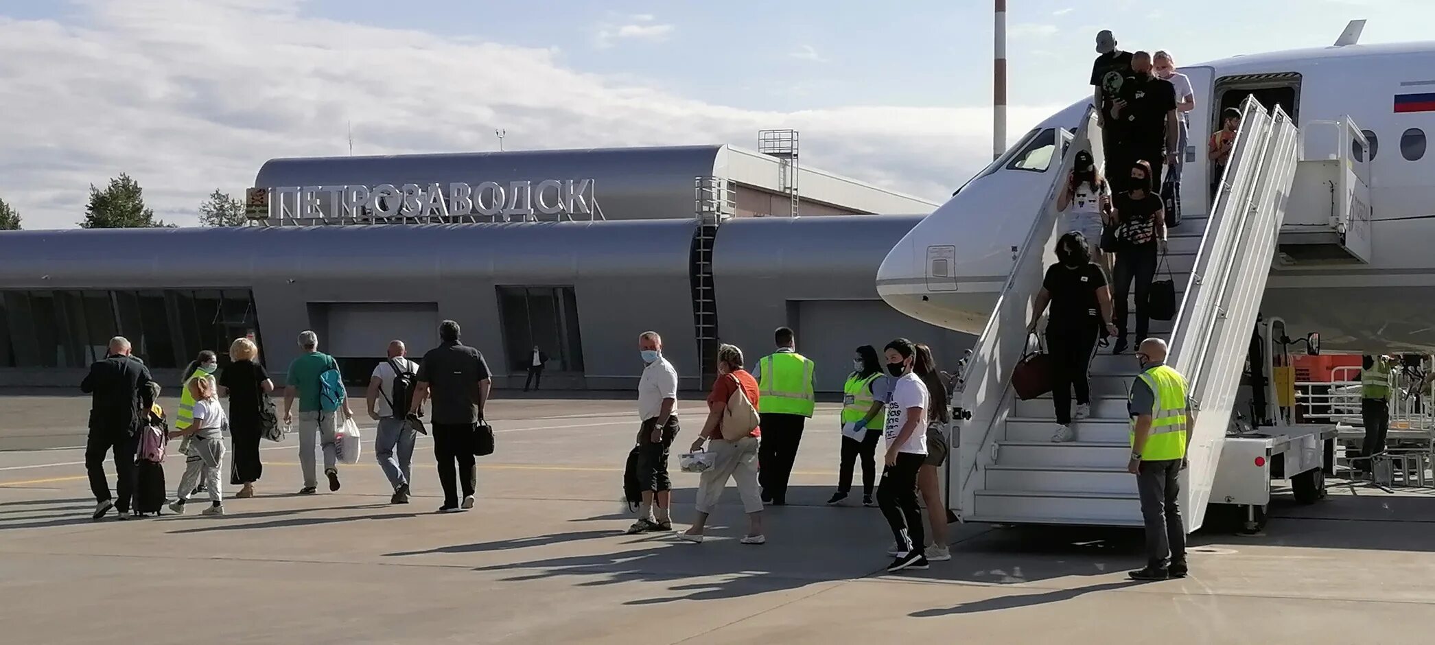 Аэропорт петрозаводск. Самолет северсталь калининград. Петрозаводск сочи. Crj-200 самолет северсталь. Самолет петрозаводск сочи 2024.