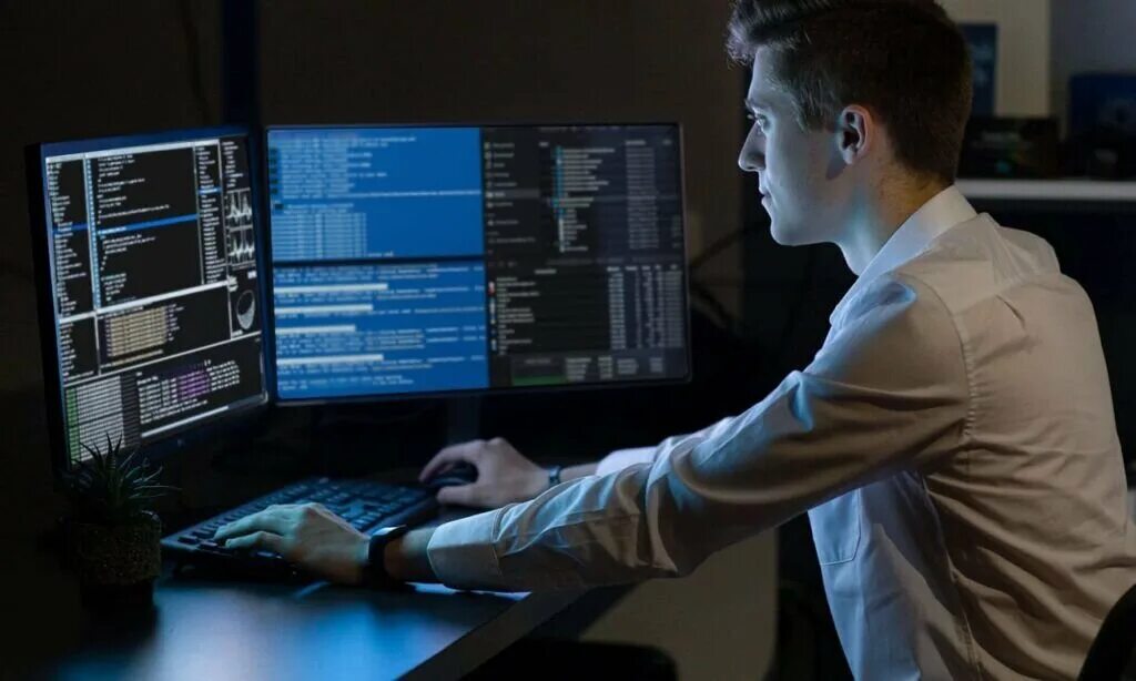 Безопасность в информационной сфере компьютерная безопасность. Информационная безопасность. компьютерная безопасность. специалист по информационной безопасности. компьютерная и информационная безопасность.