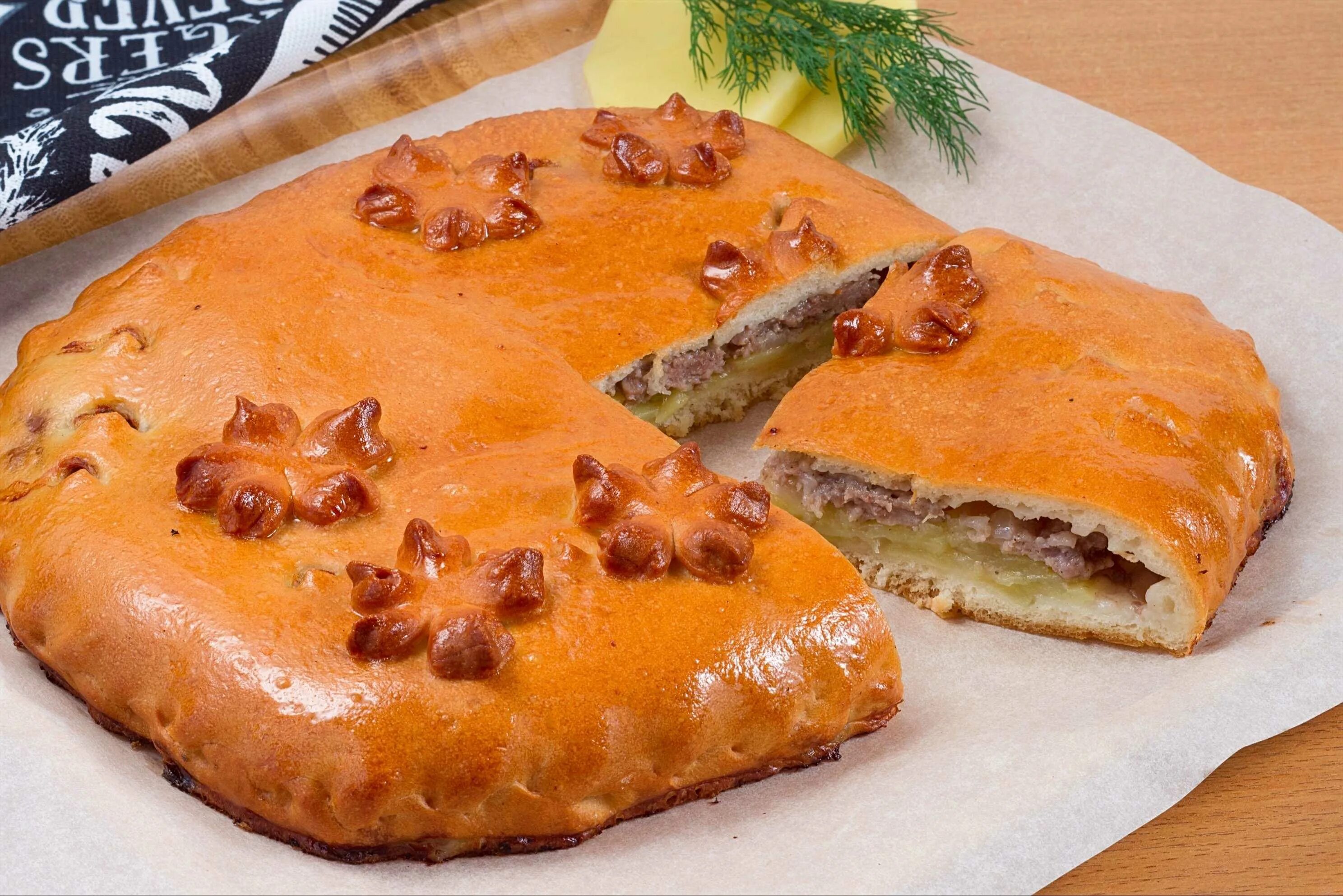 Как приготовить пирог с мясом в духовке. Кулебяка с мясом и картошкой. поморская кулебяка. кулебяка с рыбой из дрожжевого теста в духовке. кулебяка грибная.
