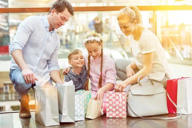 Крупные покупки в семье. Шоппинг всей семьей. Счастливая семья шопинг. Семья с покупками. Счастливая семья с покупками.