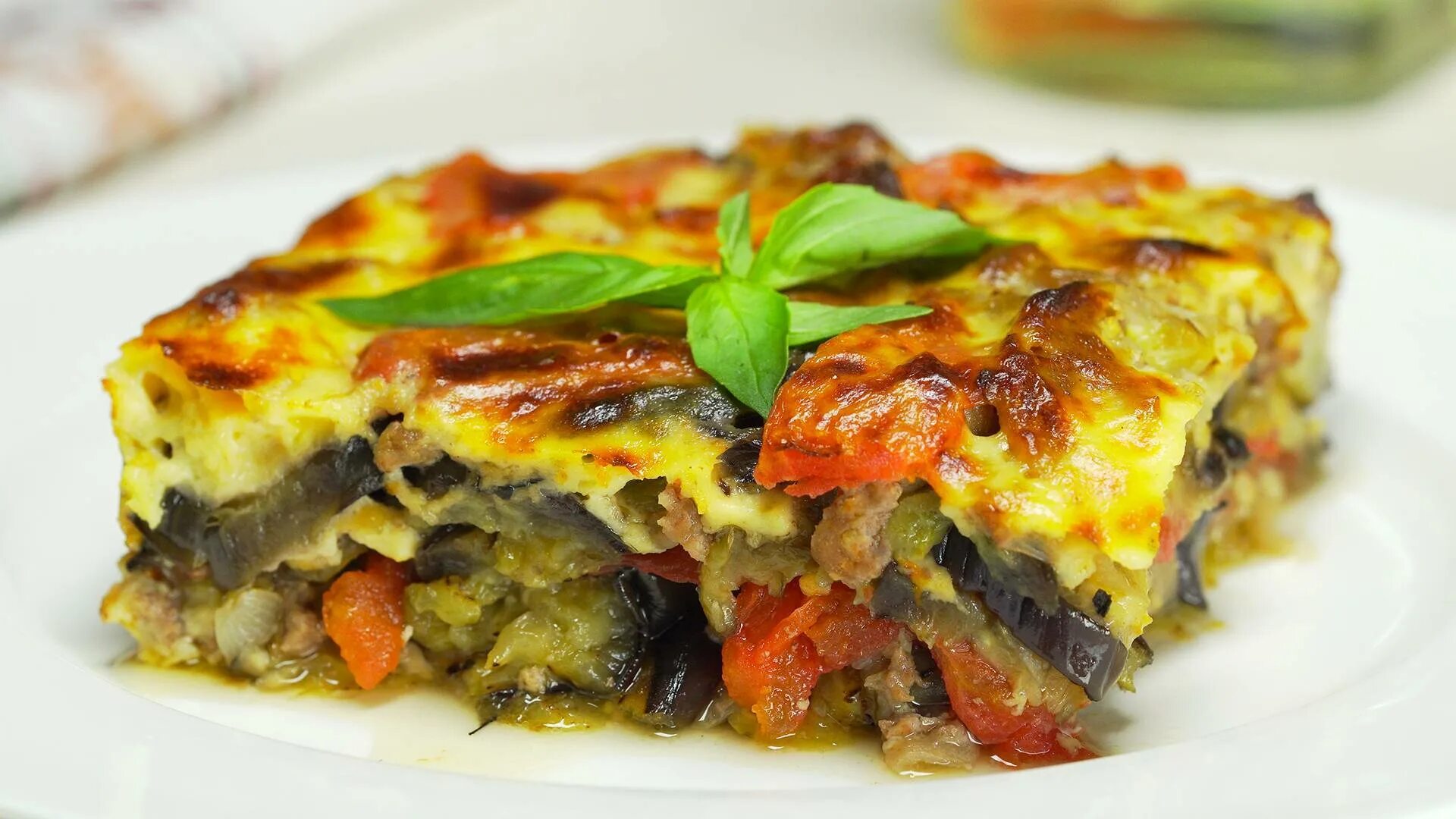 Греческая мусака. Каришик мусака. Греческая мусака с баклажанами классический. Запеканка с баклажанами и фаршем. Мусака афинская.
