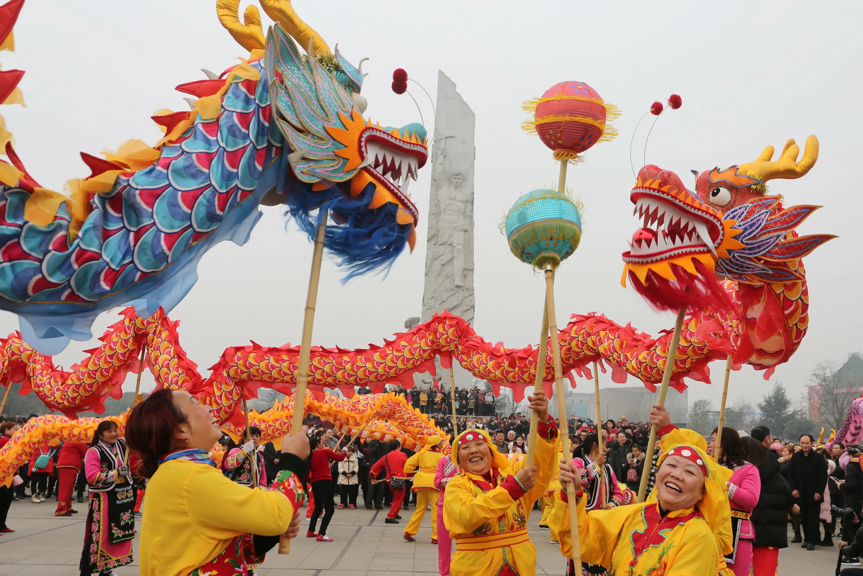 Какого день дракона. Китайский год дракона драконы фестиваль драконов в Китае. Праздник фонарей Юаньсяо в Китае дракон. Китайский новый год. Новый год в Китае.