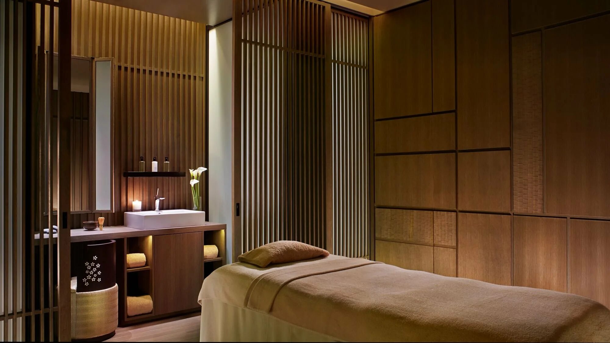 Ritz-Carlton Kyoto. Ritz Carlton Spa. Массажный кабинет в японском стиле. Спа салон интерьер. Японский массажный салон