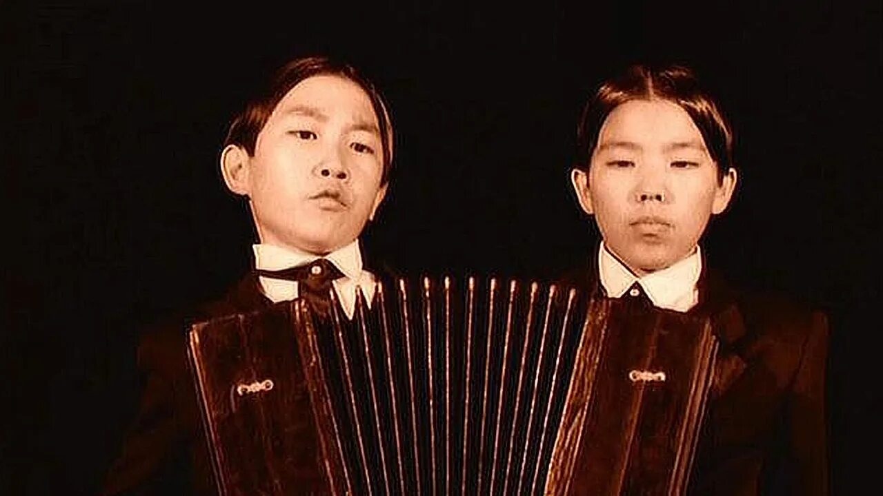 Жизнь уродов и людей. Неволина про уродов и людей (1998).
