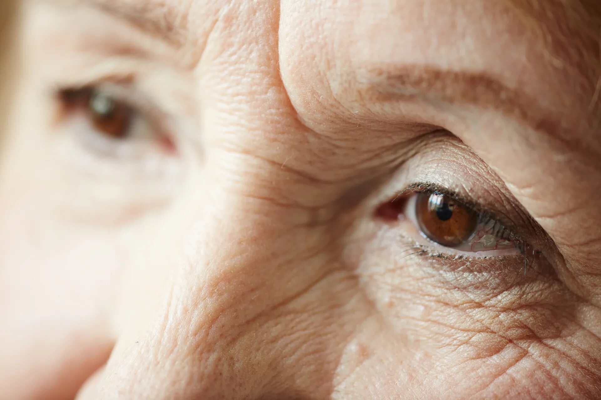 Фото крупно бабушек. Глаза пожилого человека. Грустное лицо пожилой женщины. Грустная пожилая женщина. Бабушка с морщинами.