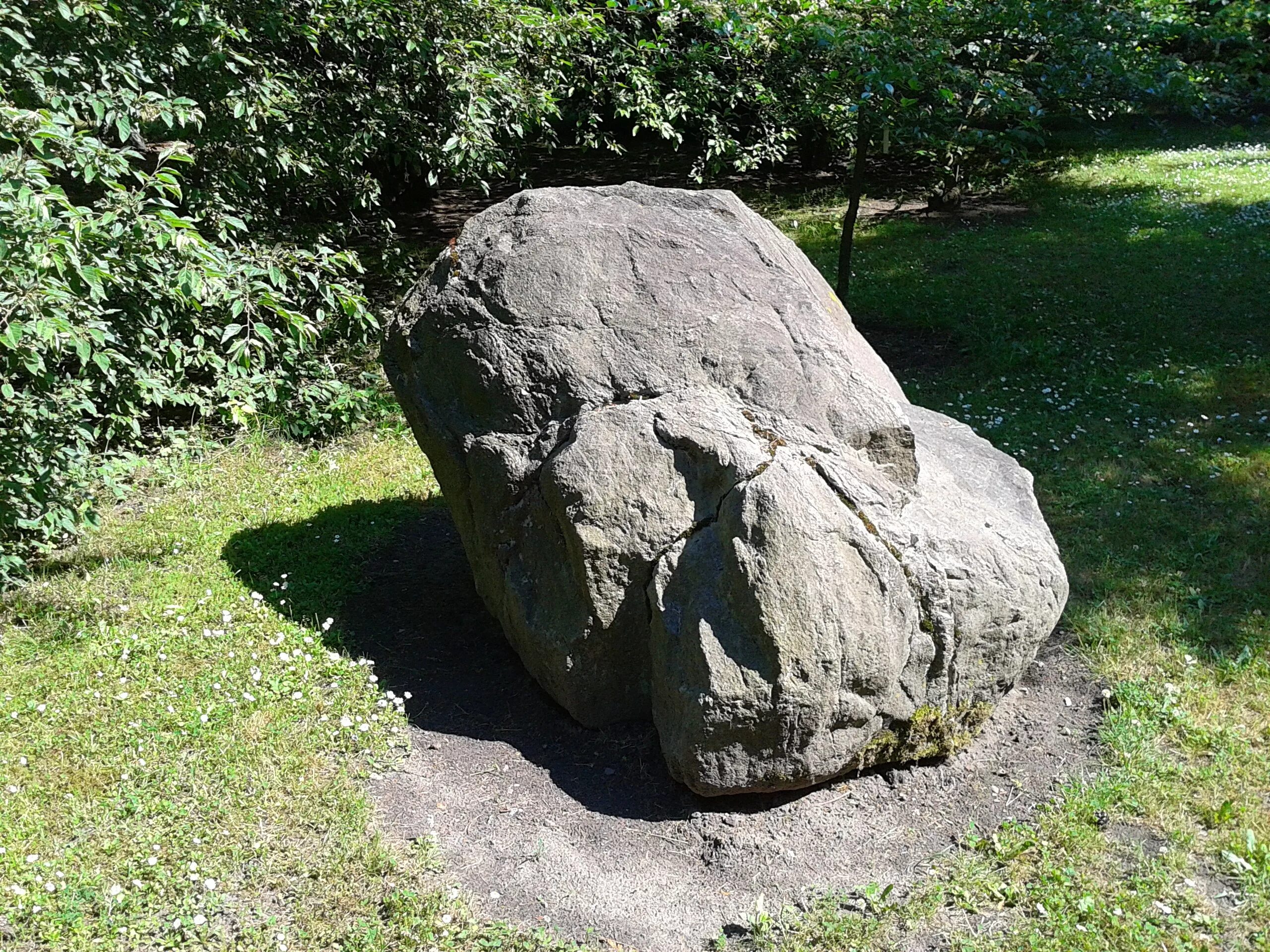 Stone памятники. Большой камень памятник камень. Валун Барстичяй. Большой камень памятник «камень — символ города». Камень валун большой.