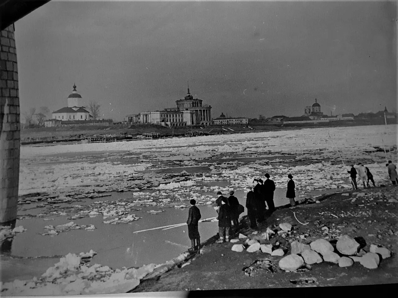 1956 год в россии. «Ледоход на Неве» (1956). Ледоход Казань 19 век. Ледоход на Волге Тверь. Ледоход Волга Казань 19 век.