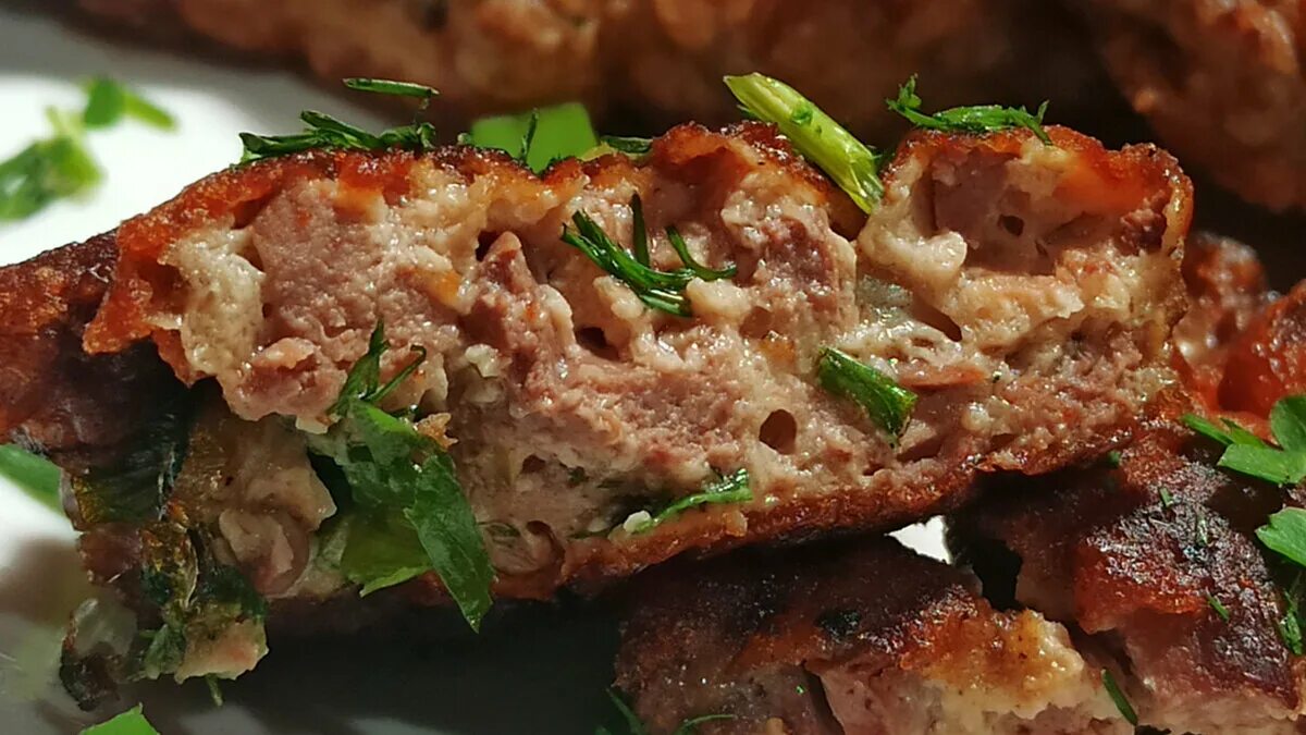 Рецепт очень вкусного куриной печени. Печёночные котлетки из куриной печени. печеночники куриной печени. котлетки из куриной печени. котлеты с печени куриной.