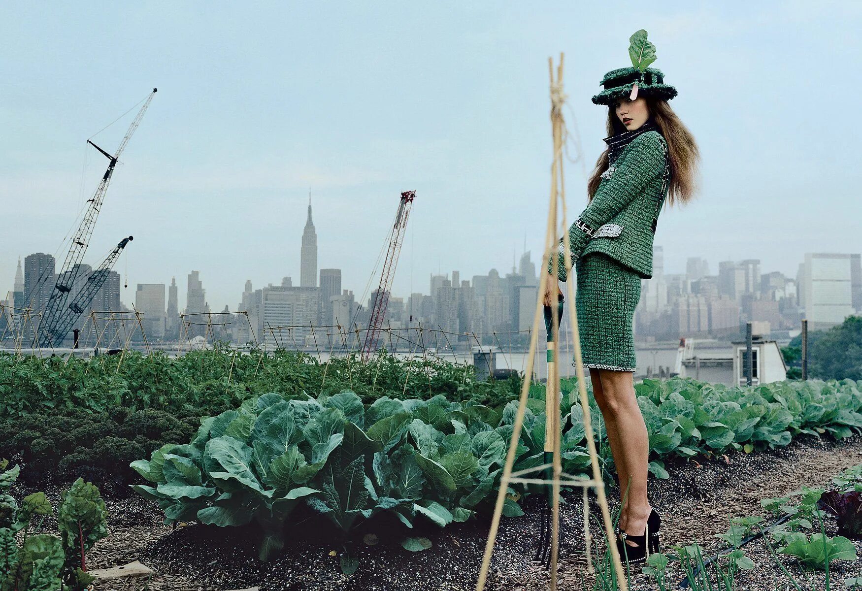 Человек в куче вещей. Экологическая одежда. Осознанная одежда. Осознанная одежда. Костюм из мусора.