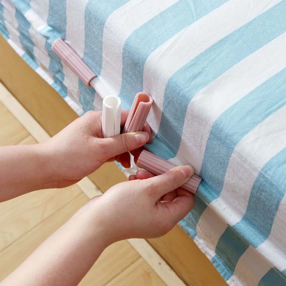 Лайфхак чтобы простынь не сползала. Держатель матраса кровати. Держатель для простыни на матрас. Простыня на матрасе. Лайфхак чтобы простынь не сползала.