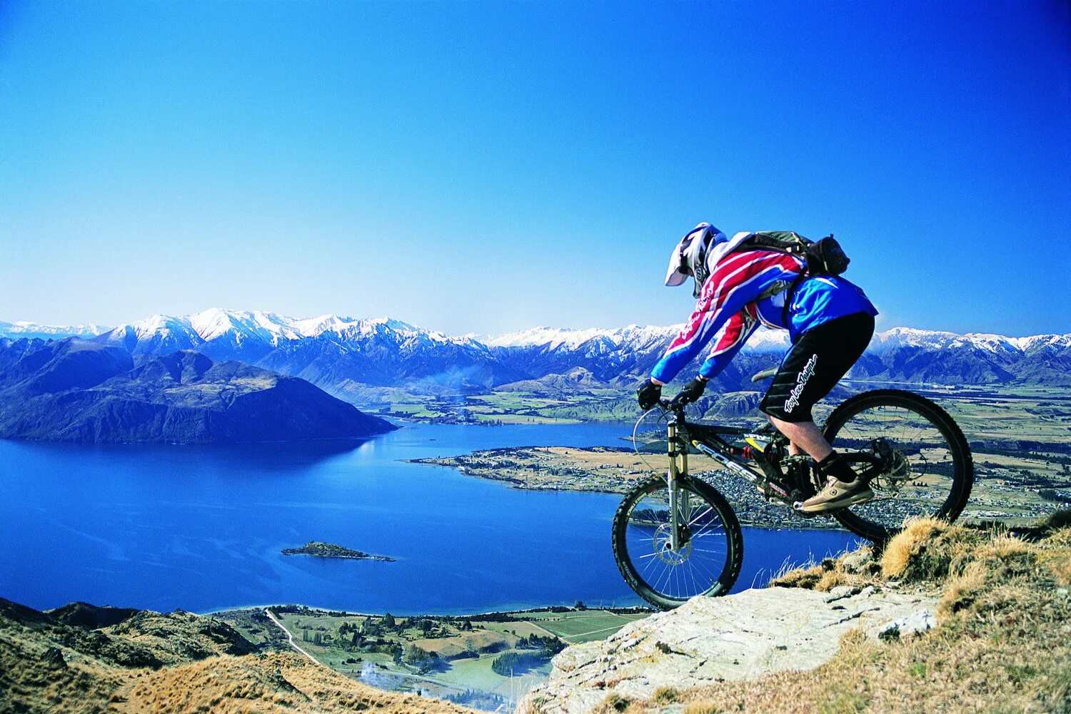 New ride bike. Cycle Trail New Zealand. Пейзаж озеро горы велосипедист. Scenic Bike Ride. Новая Зеландия люди на Велике красивые виды.