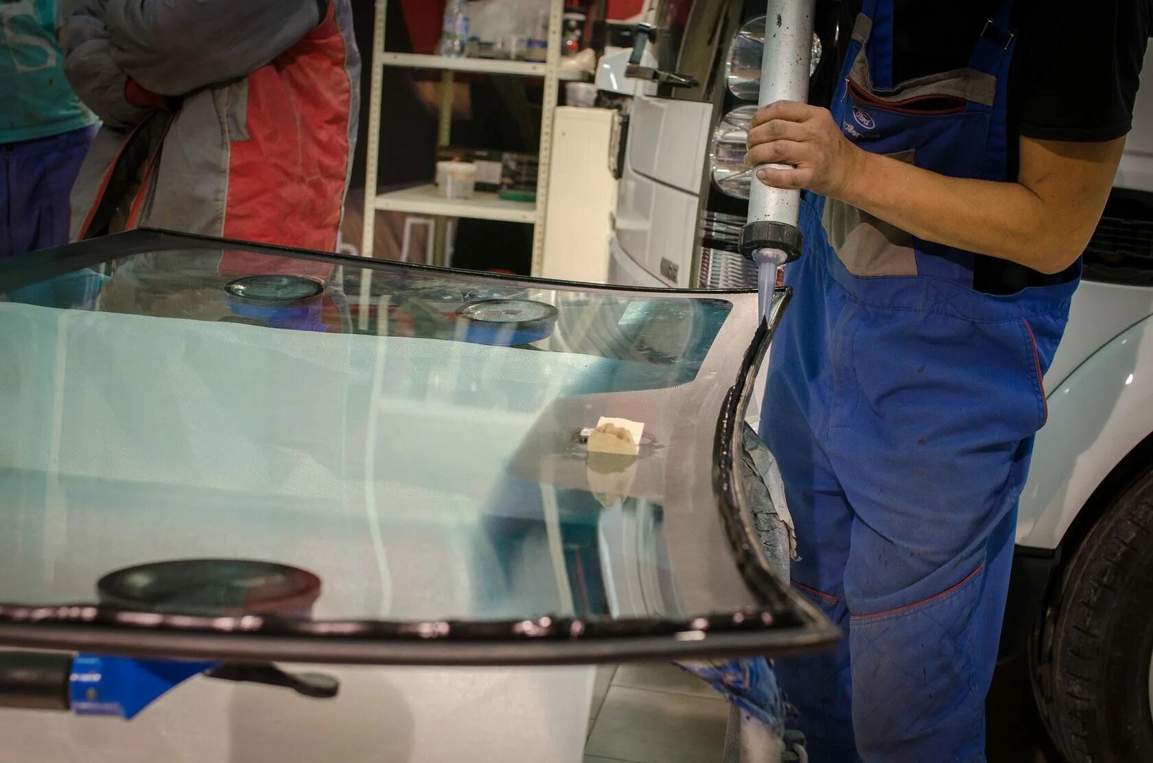 Замена стекла. Установщик автостекол. Стекло автомобиля. Установка нового стекла. Установка нового стекла.