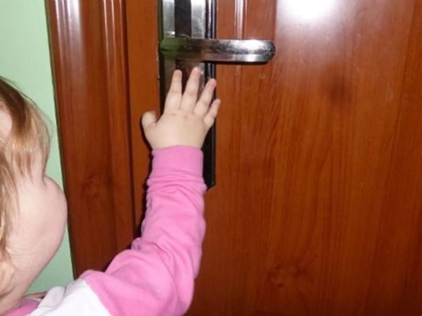 Мальчик открывает дверь. Мать оставила ребенка в квартире. Мать оставила ребенка одного в квартире. Ребенок один. Дверь для детей.