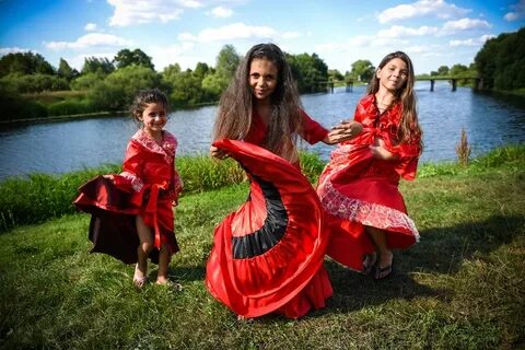 Посмотрите на эту прекрасную цыганочку с маленькой