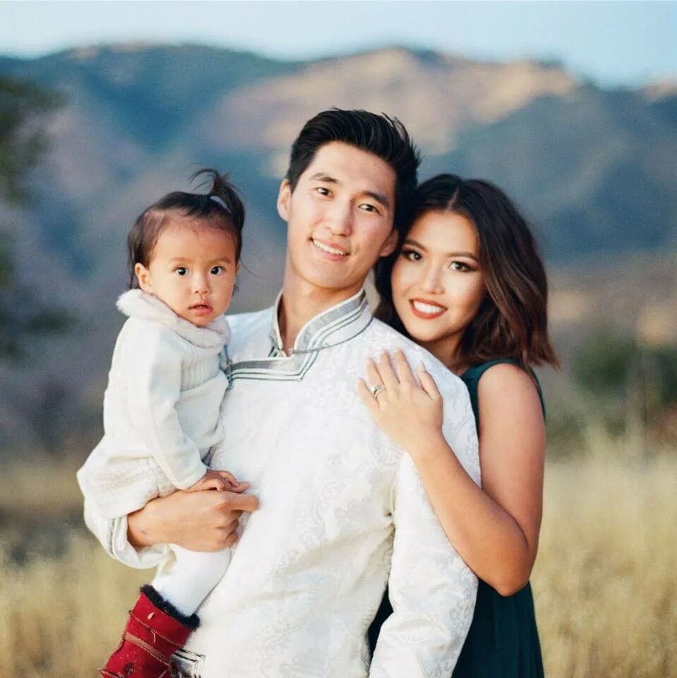 Семья азиаты. Казахская семья. Монгольская семья. Счастливая азиатская семья.