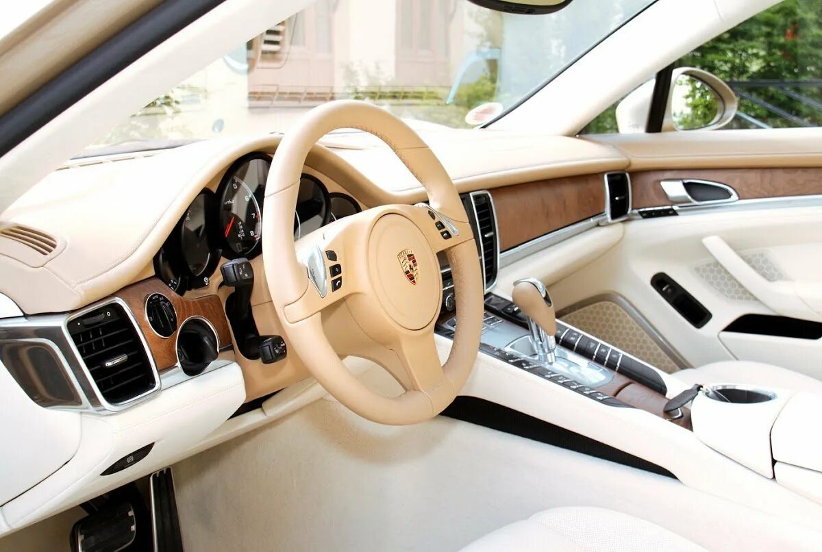 Белый салон в авто. Porsche panamera салон. порше панамера белый салон. porsche panamera 2025 салон. порше кайен 2025 салон белый.