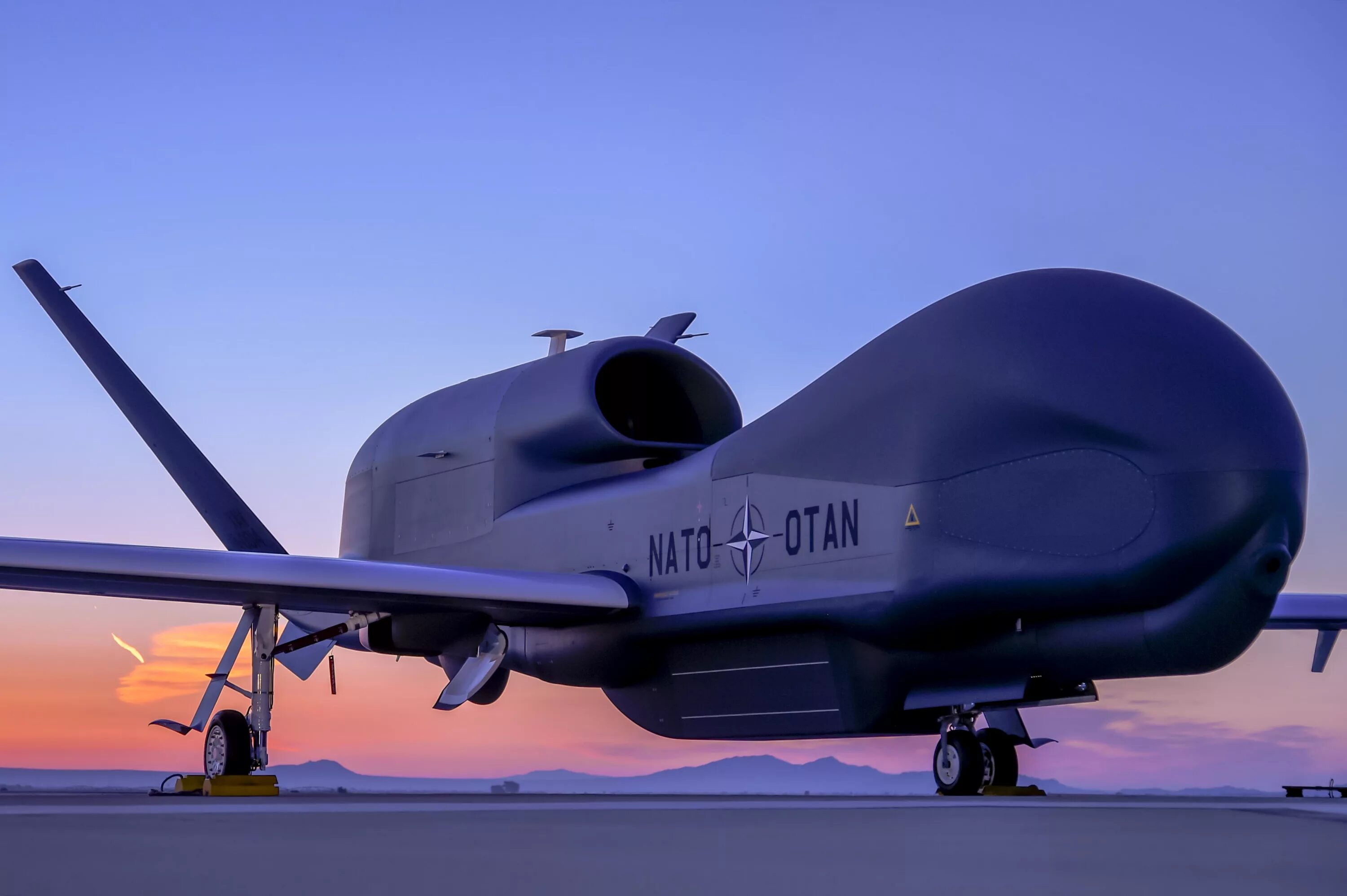 Глобал хок. Беспилотник Northrop Grumman RQ-4 Global Hawk. Американский БПЛА RQ-4 Global Hawk. Самолет Northrop Grumman RQ-4b Global Hawk. БПЛА RQ-4b Global Hawk.