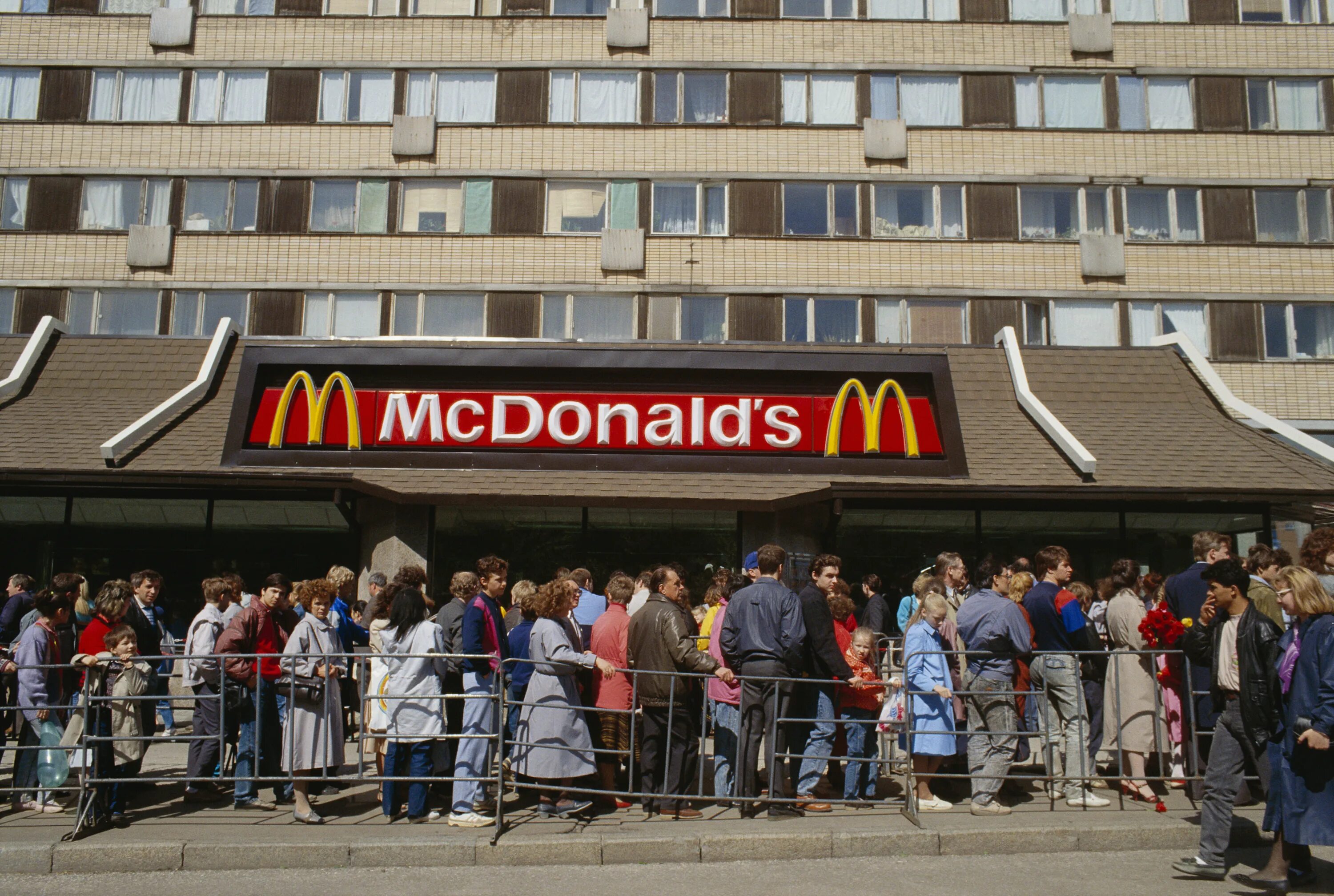 Mcdonald's russia. Первый Московский Макдоналдс 1990. Макдональдс 1991 Москва. Очередь в макдональдс 1990 Москва. Открытие Макдональдса в Москве 1990.